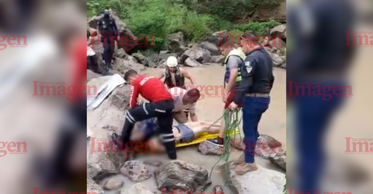 Protección Civil y Bomberos rescataron el cadáver del adolescente. Foto: Imagen.