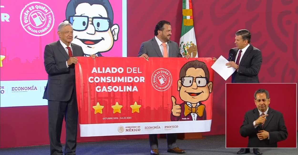 El presidente Andrés Manuel López Obrador junto al titular de la Profeco, Ricardo Shffield entregando reconocimientos a los empresarios que se dedican a la distribución de combustibles.