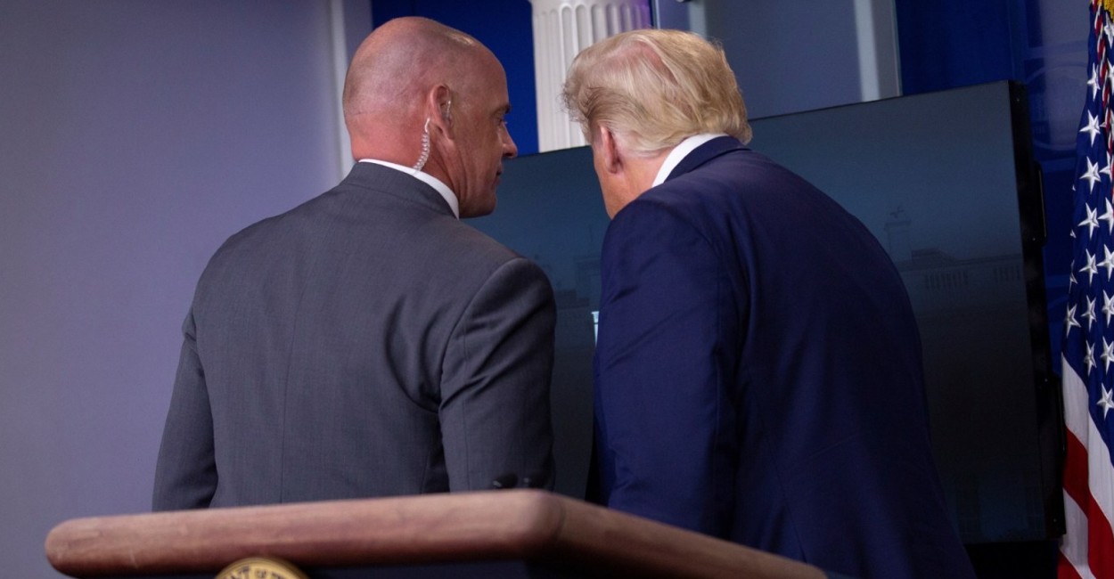Momento en que agente del Servicio Secreto pide a Donald Trump desalojar la Sala.