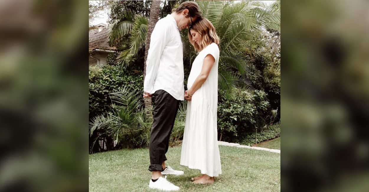 Ashley Tisdale posa junto a su esposo Christopher French.