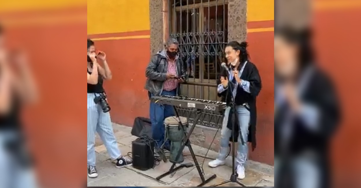 Flor Amargo cantó para apoyar a los artistas callejeros. | Foto: Captura de pantalla.