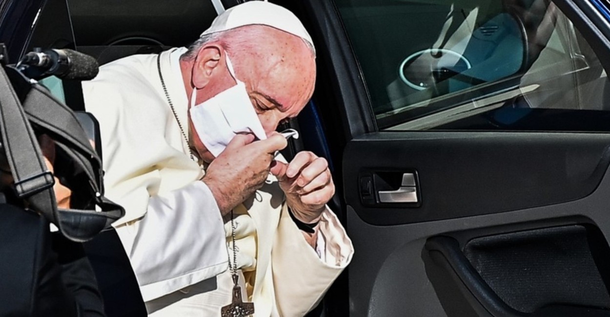 El Papa se quitó el cubrebocas rápidamente antes de salir del coche. Foto: Cortesía (AFP).