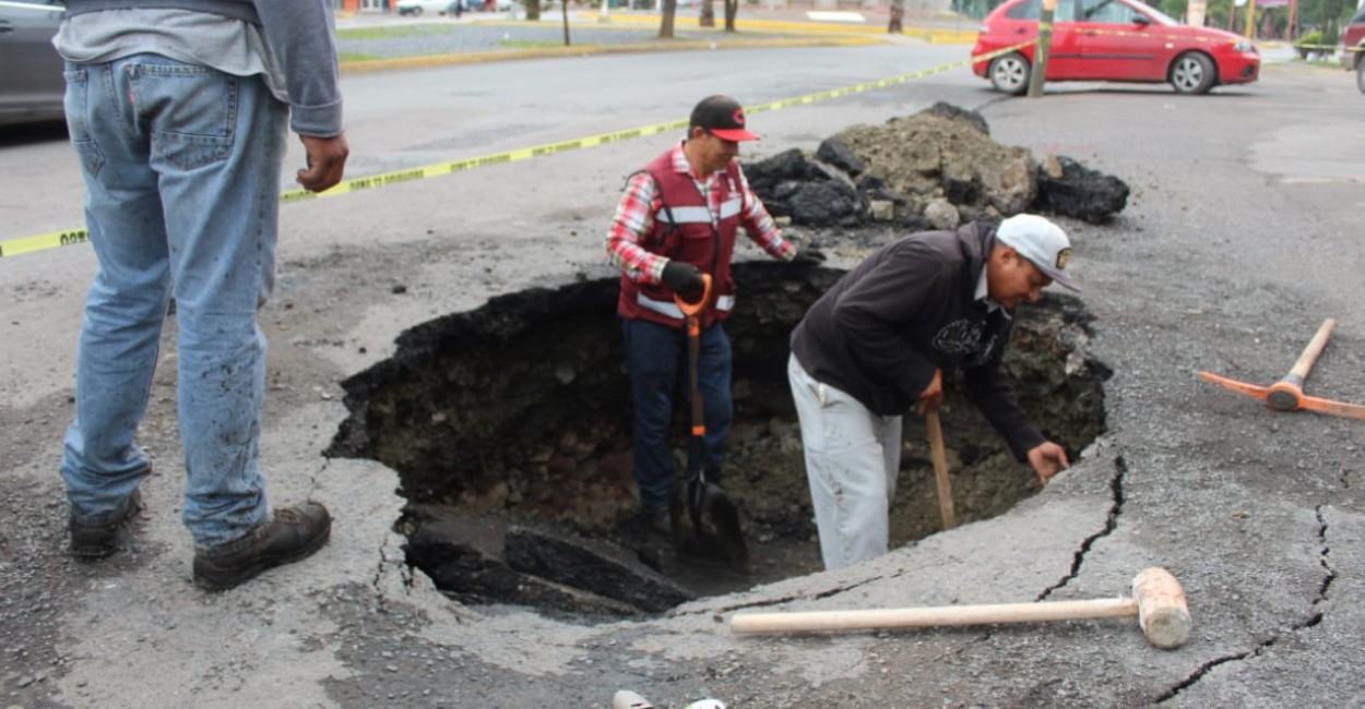 Personal del Ayuntamiento acudió a verificar los daños. | Foto: Miguel Alvarado.