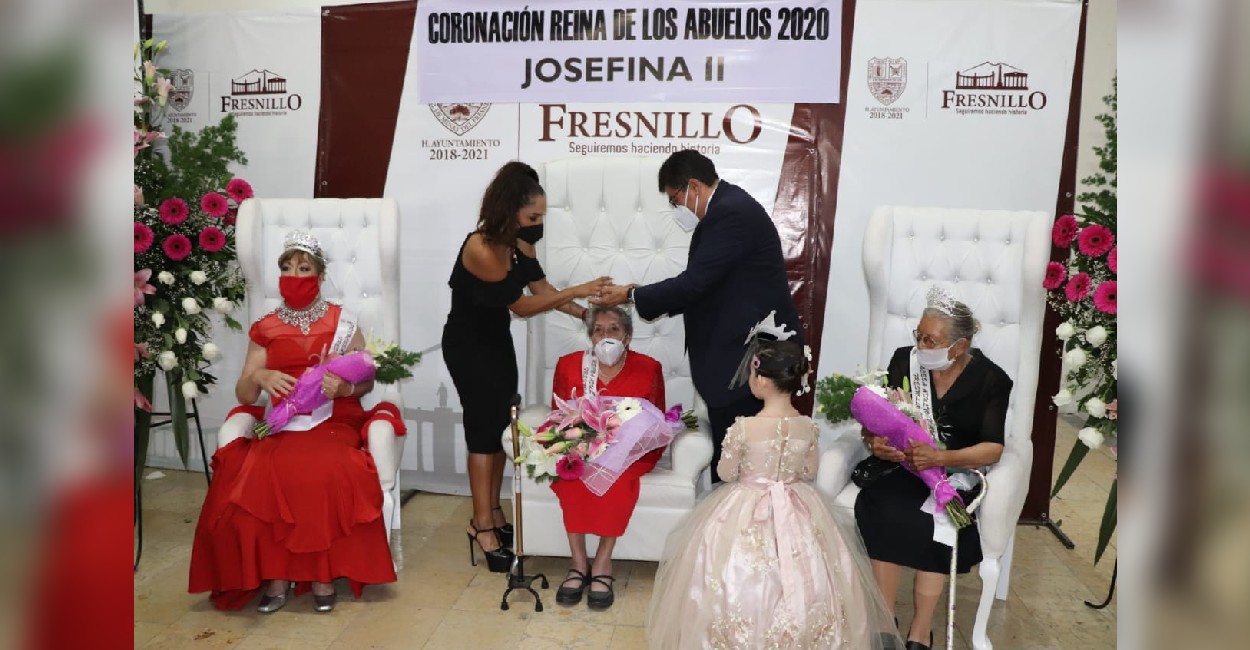 María Guadalupe Pérez Vázquez, presidenta del DIF municipal y el alcalde Saúl Monreal coronaron a doña Josefina. Foto: Marcela Espino.