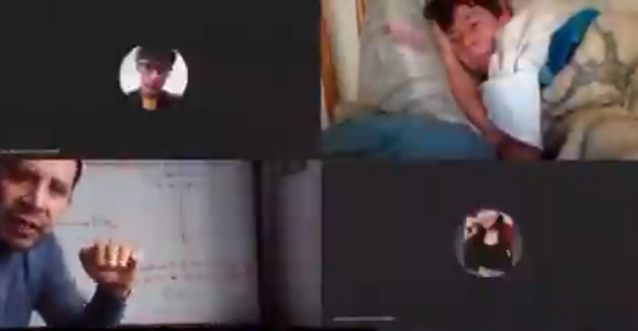 La cámara de Sebastián, falla y revela que se encuentra recostado en su cama. Foto: Captura de pantalla.