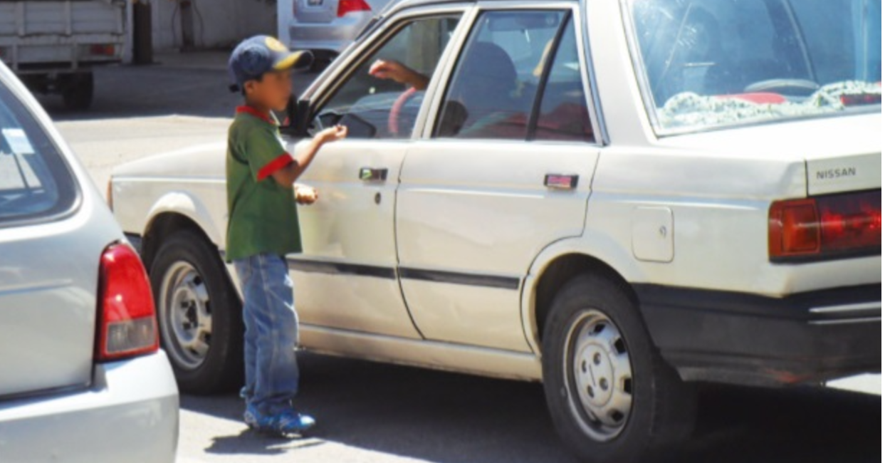 Los niños son obligados a pedir dinero en los cruceros. Foto: Marcela Espino.