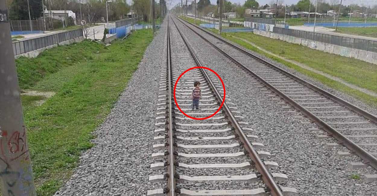 El niño caminaba en la vía sin el cuidado de ningún adulto. | Foto: Montaje hecho por las autoridades para ilustrar lo sucedido.