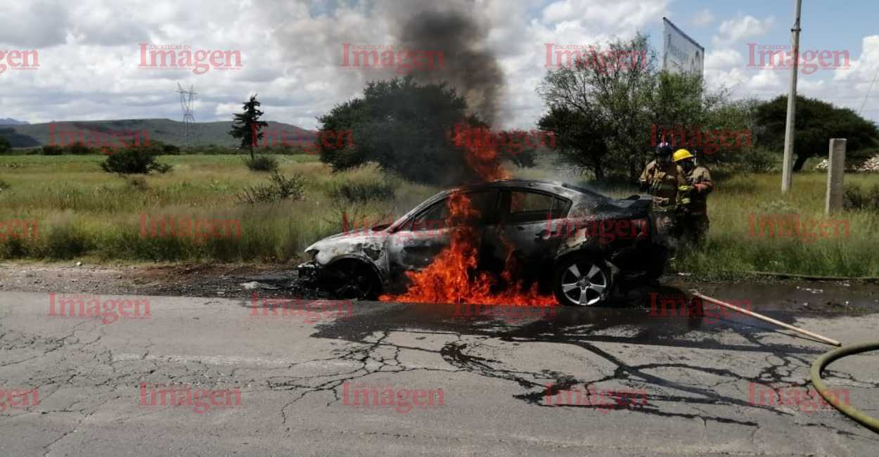 Foto: El carro ardía en llamas.