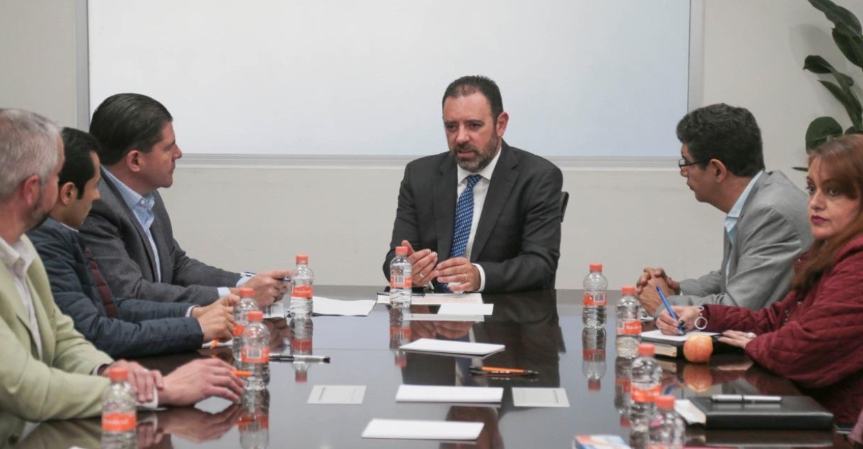 El gobernador Alejandro Tello, en junta con funcionarios de la Secretaría de Administración.
