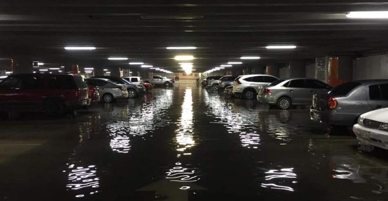 El estacionamiento de la Plaza Bicentenario se inundó. | Foto: PC.