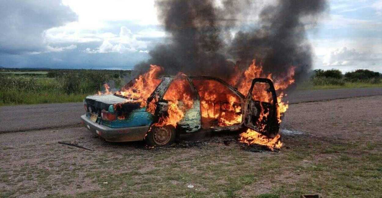 El carro terminó en llamas hasta consumirse por completo. | Foto: Cortesía.
