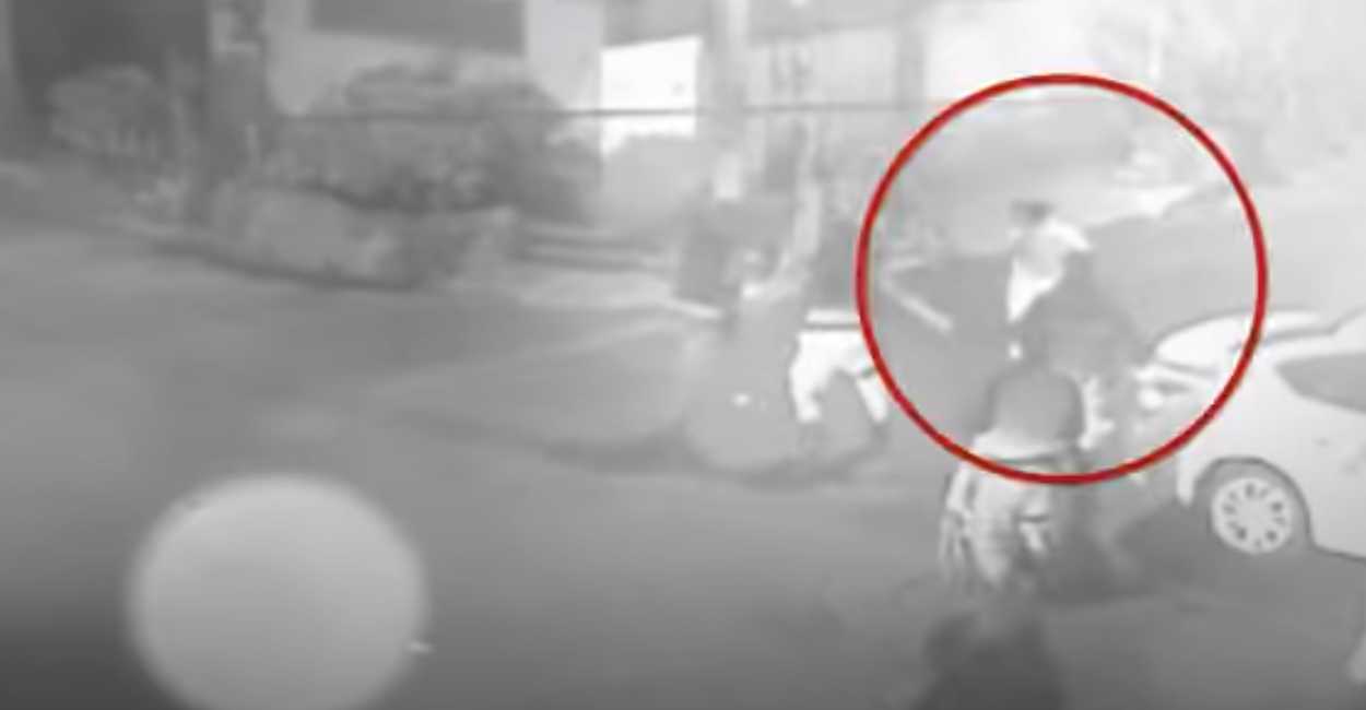 En el video se puede ver como los policías golpean a la enfermera. | Foto: Captura de pantalla.