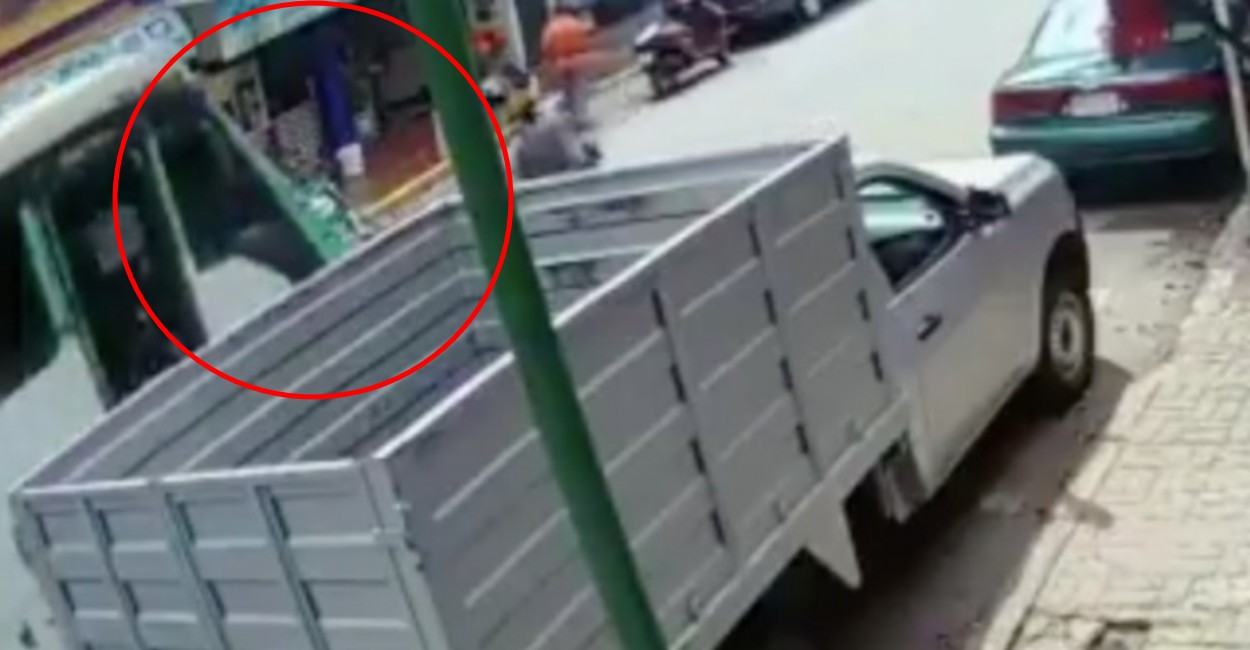 Un camión le pegó mientras cruzaba la calle con su madre. | Foto: captura de pantalla