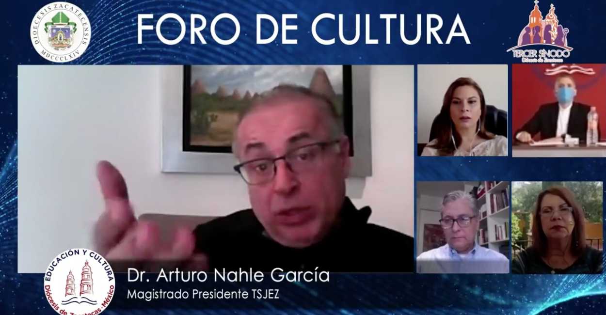 Magistrado Arturo Nahle García en el foro de cultura.