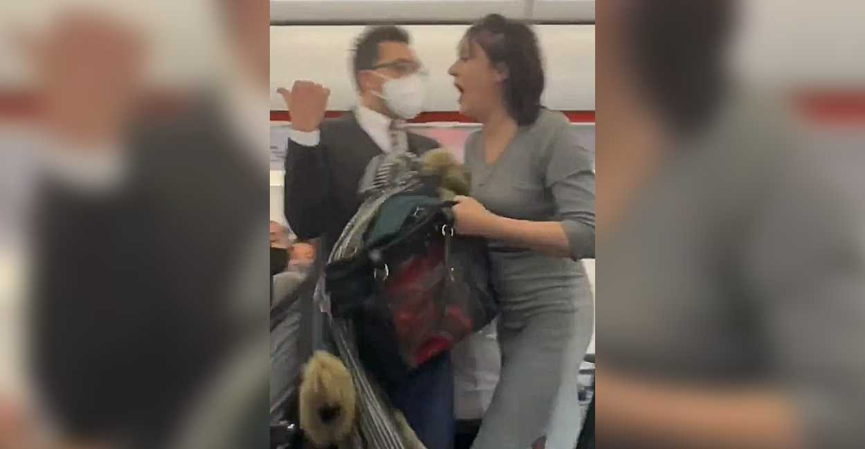 La mujer salió enojada del avión gritando y tosiéndole a los pasajeros.
