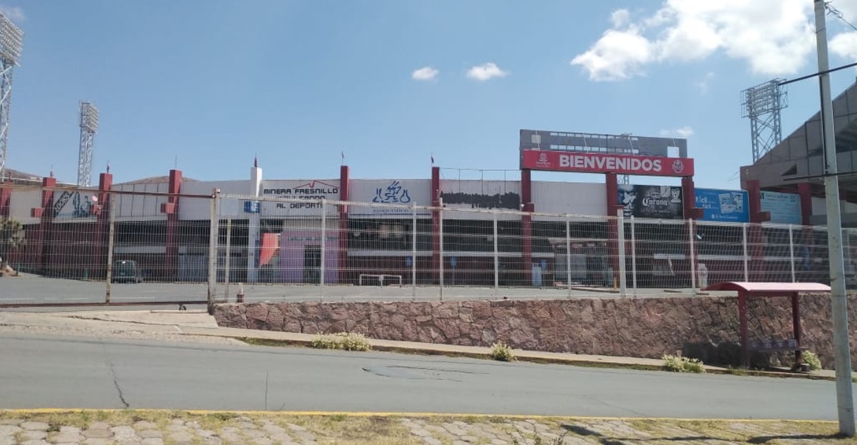 El gobernador, Alejandro Tello se comprometió a reactivar el estadio. Foto: Archivo.