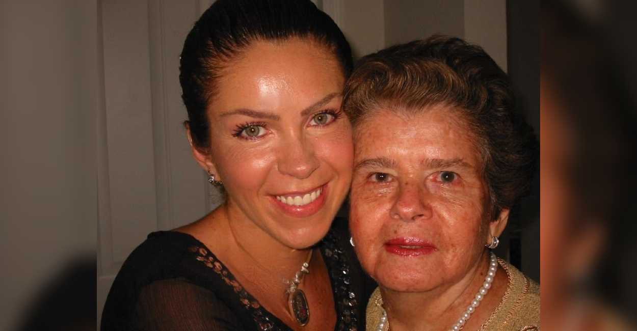 Rocio Sánchez Azuara junto a su madre.