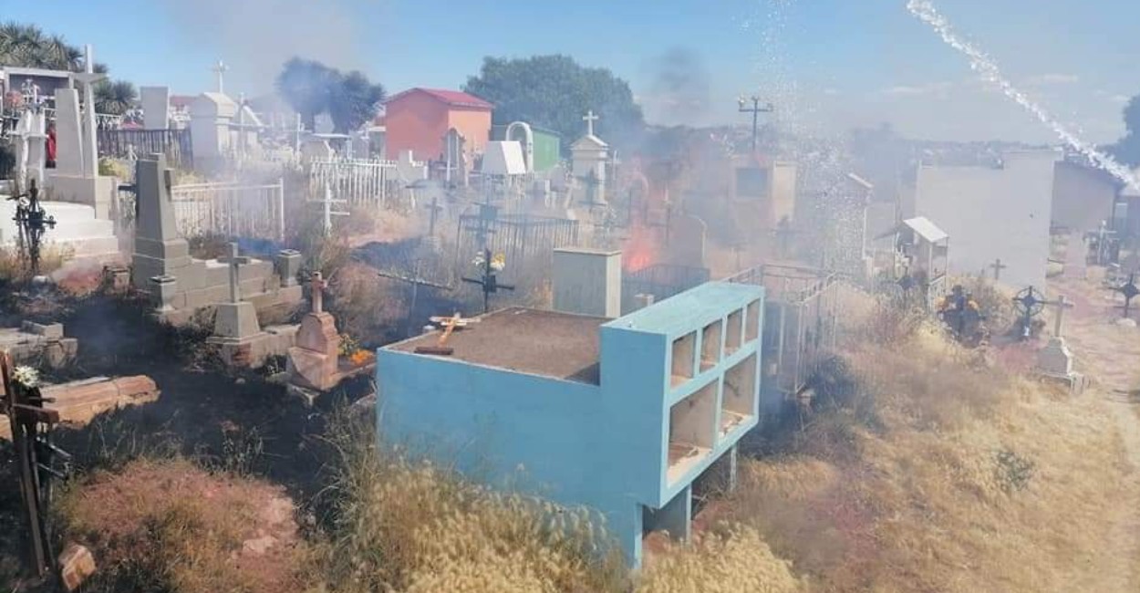 Protección Civil evitó que el fuego se propagara a otras áreas del cementerio. Fotos: Cortesía.