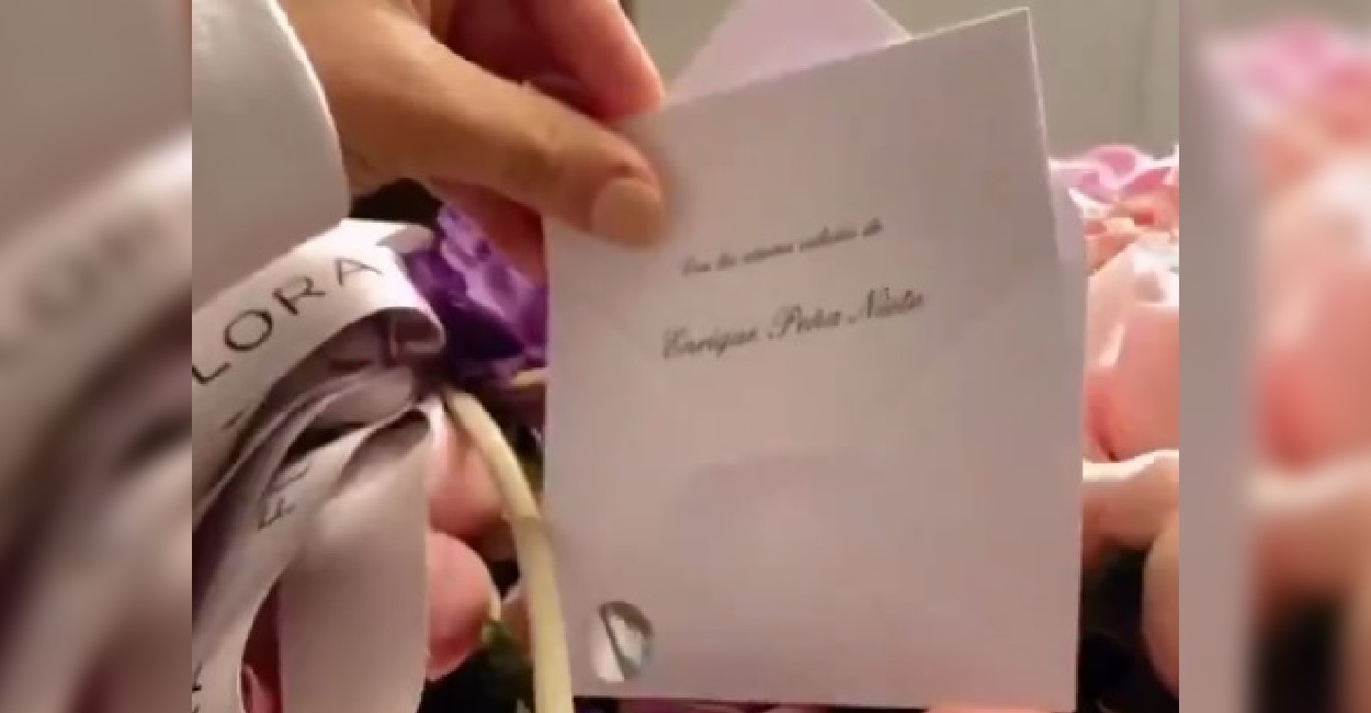 En la tarjeta del regalo se puede leer Enrique Peña Nieto. Foto: Captura de pantalla.