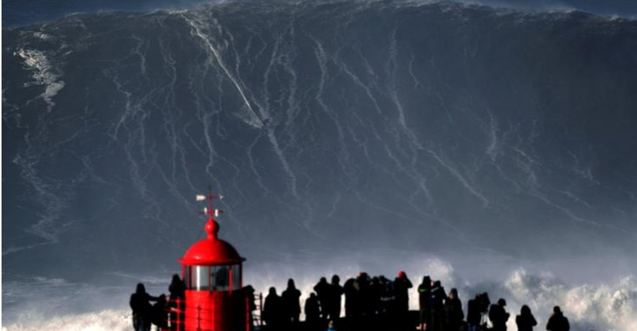 A pesar del covid-19, varios surfistas se reúnen para montar las olas de Nazaré.