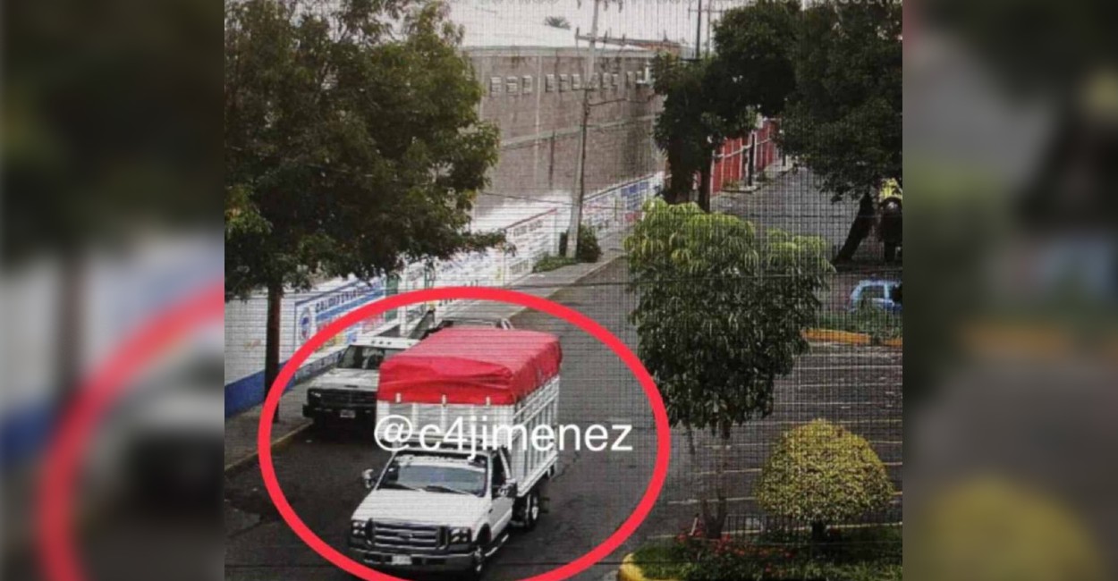 La primera en huir fue la camioneta blanca con el toldo rojo. Fotos: Captura de pantalla.