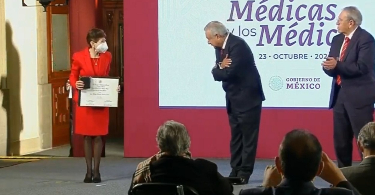 El Presidente hizo entrega de los reconocimientos al Mérito Médico. | Foto: cortesía