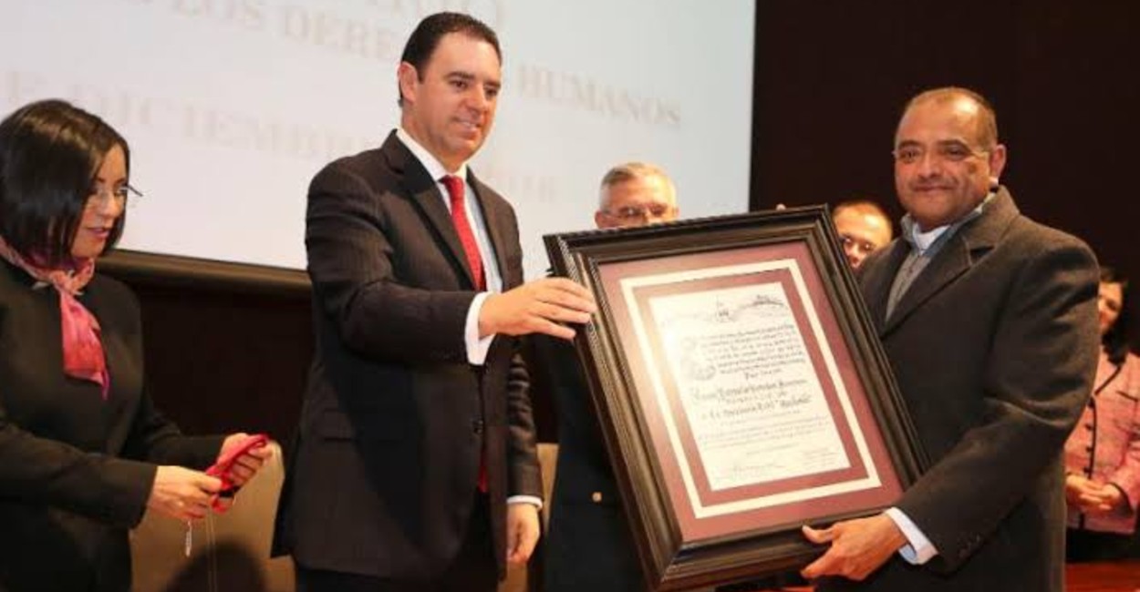 Momento en el que el gobernador Alejandro Tello le entregó un reconocimiento tras fundar el primer comedor comunitario. | Foto: cortesía