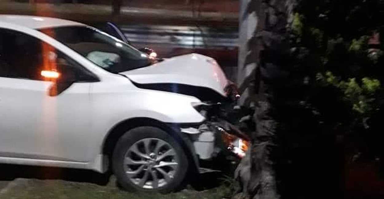 El carro impactó fuertemente contra un poste.