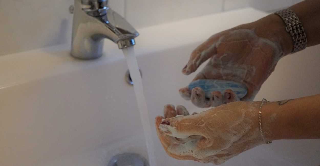 Es importante lavar correctamente las manos para eliminar virus y bacterias. 