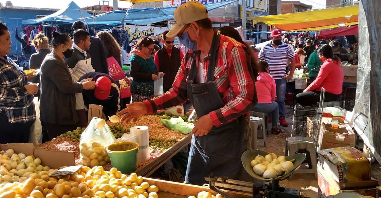 Los comerciantes siguen las medidas de sanidad. | Foto: Imagen Zacatecas.