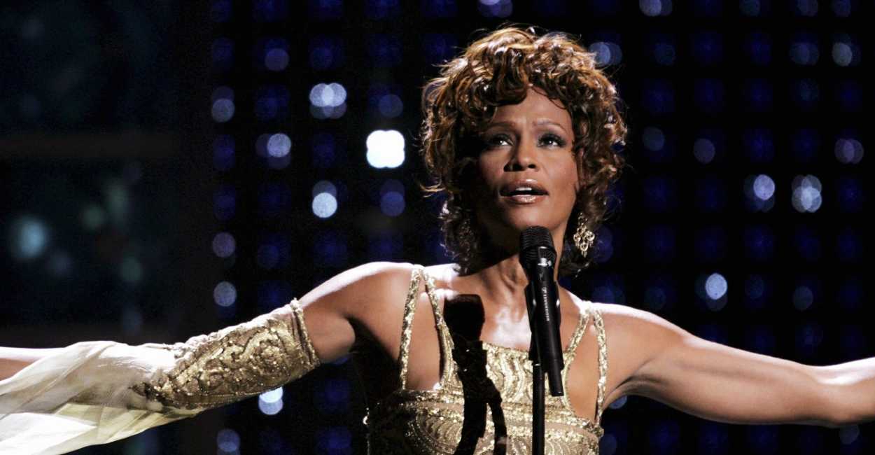 Whitney Houston fue una cantante estadounidense quien es es la artista femenina más galardonada de todos los tiempos.