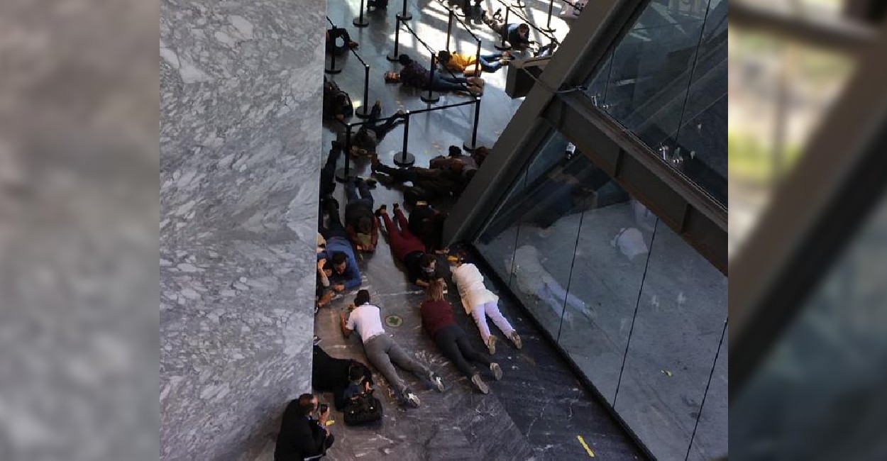 Los presentes entraron en pánico y se tiraron al piso. | Foto: Twitter.