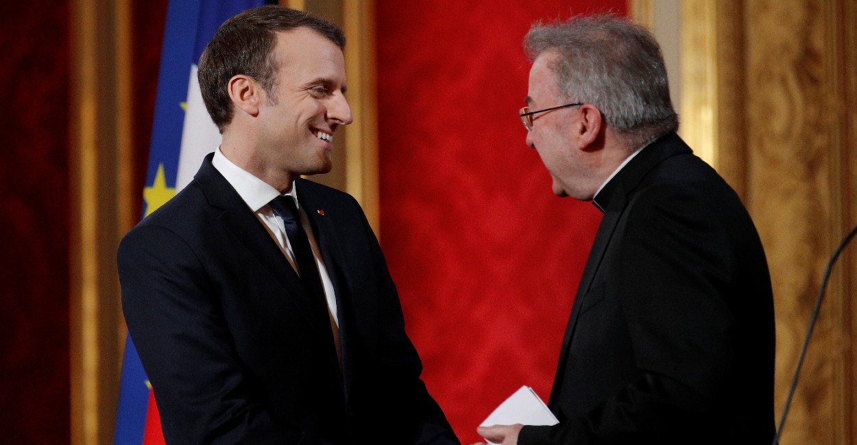 El presidente francés, Emmanuel Macron, saluda al nuncio apostólico en Francia, Luigi Ventura. Foto: REUTERS.