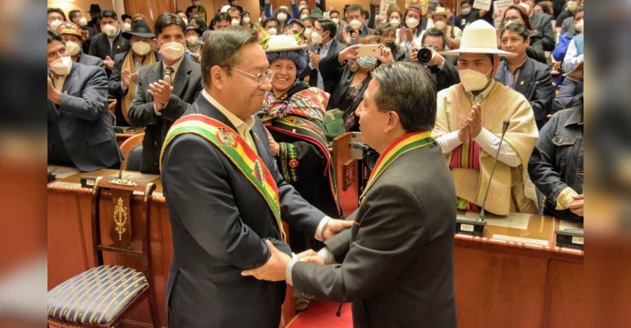 El nuevo presidente de Bolivia, Luis Arce junto con el vicepresidente aymara David Choquehuanca.
