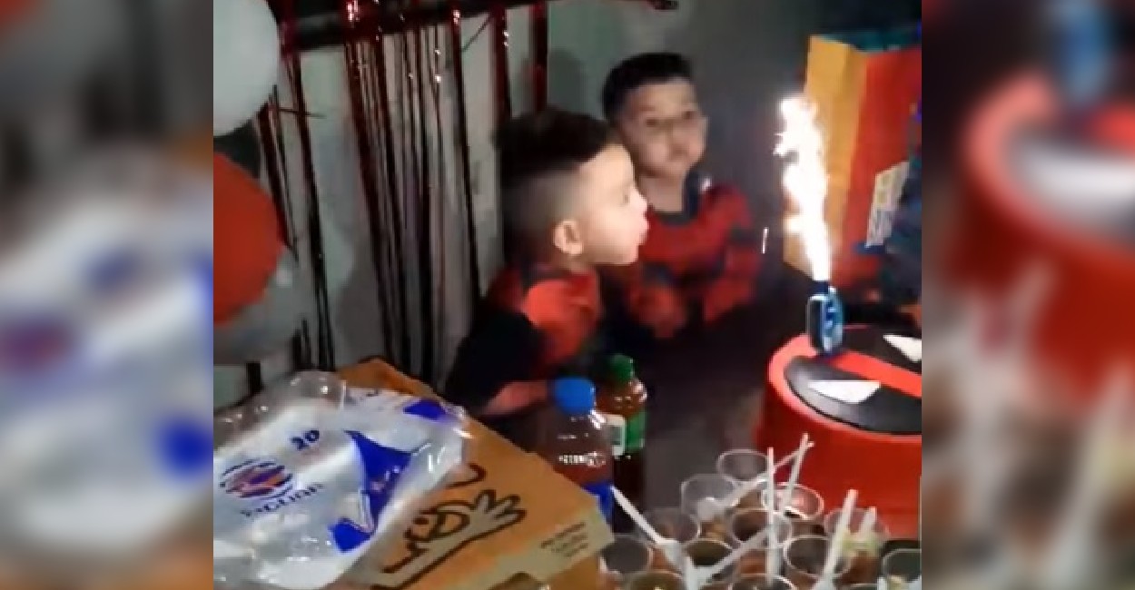 Los dos niños apagaron la vela del pastel. Foto: Captura de pantalla.
