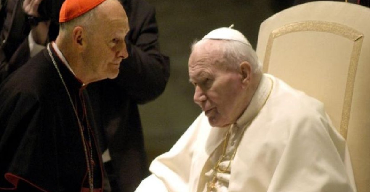 Theodore McCarrick y el Papa Juan Pablo II. Foto: Twitter.