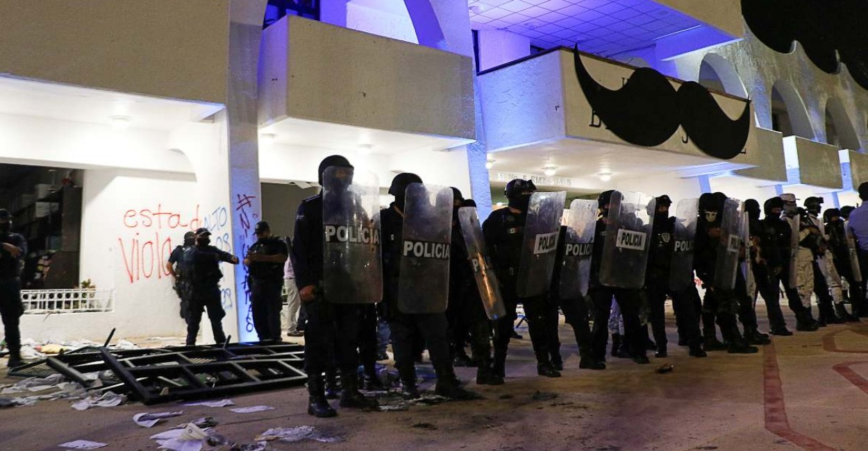 En las redes circulan videos de los policías intentando contener a los manifestantes con golpes y balazos. | FOTO: REUTERS