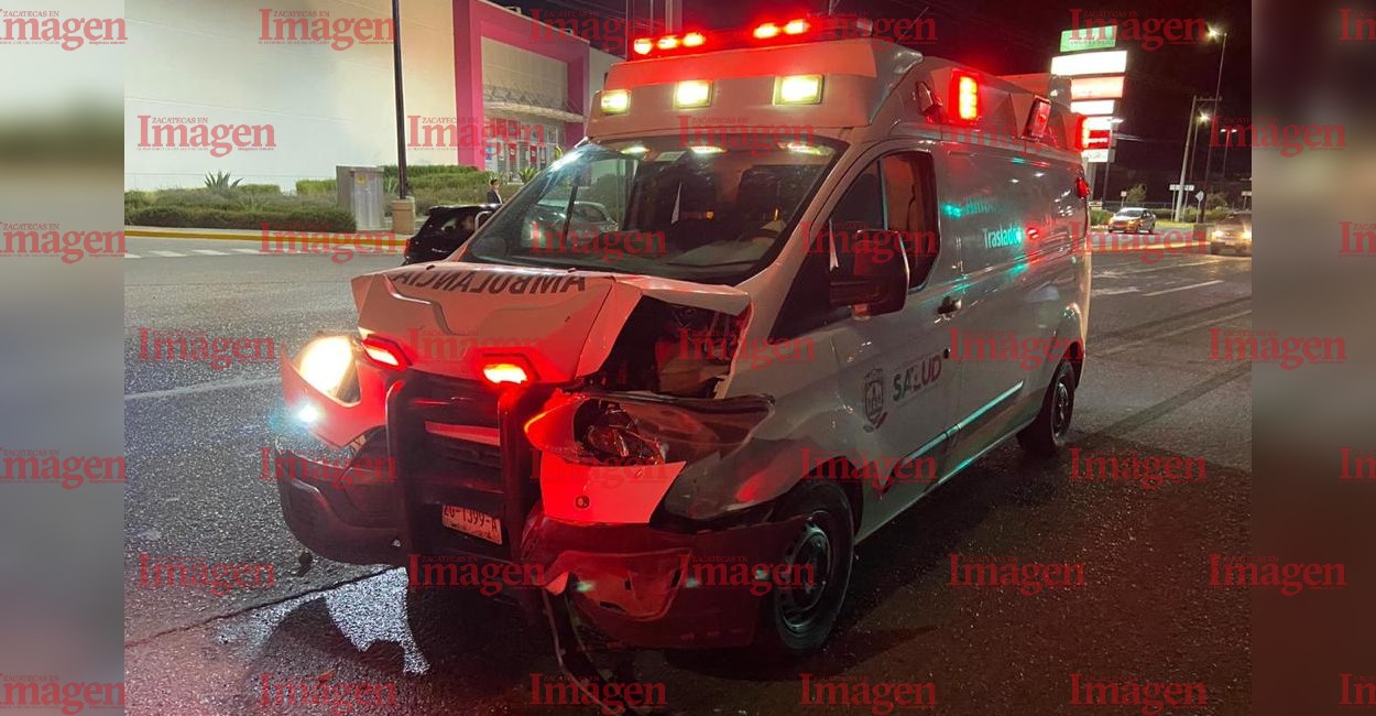 El automóvil fue impactado por la ambulancia. Fotos: Imagen Zacatecas.