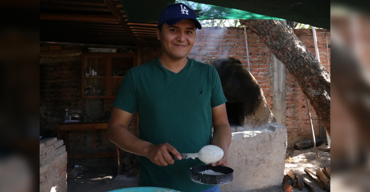 Este jalpense le sacó provecho de lo que aprendió de su familia, quien le enseñó el arte de hacer gorditas de horno. Fotos: Rocío Ramírez.