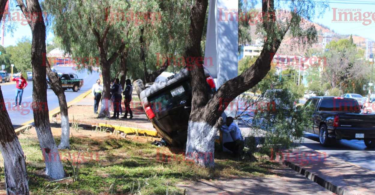 La camioneta quedó con las llantas para arriba. | Foto: Imagen Zacatecas.