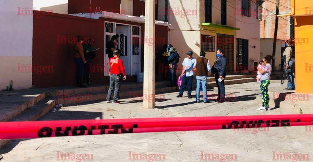 A fuera de un domicilio se podían observar varias personas junto con oficiales. | Foto: Imagen Zacatecas.