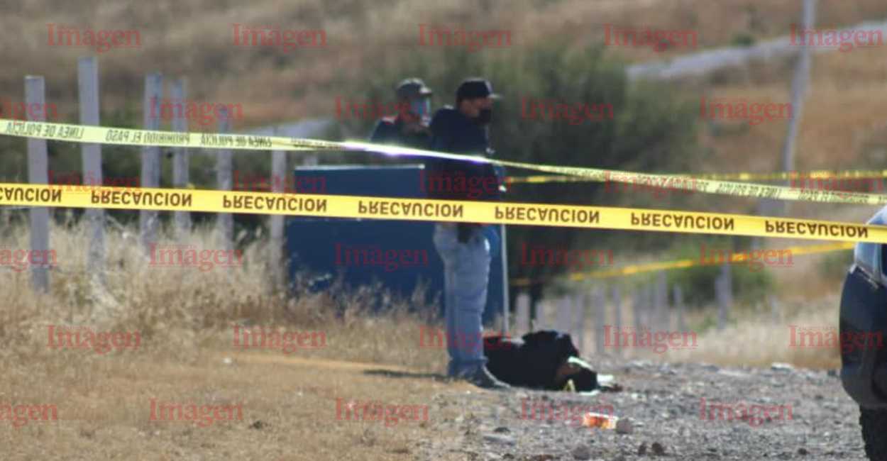 El cuerpo del hombre se encontró tirado en el suelo con un narcomensaje.