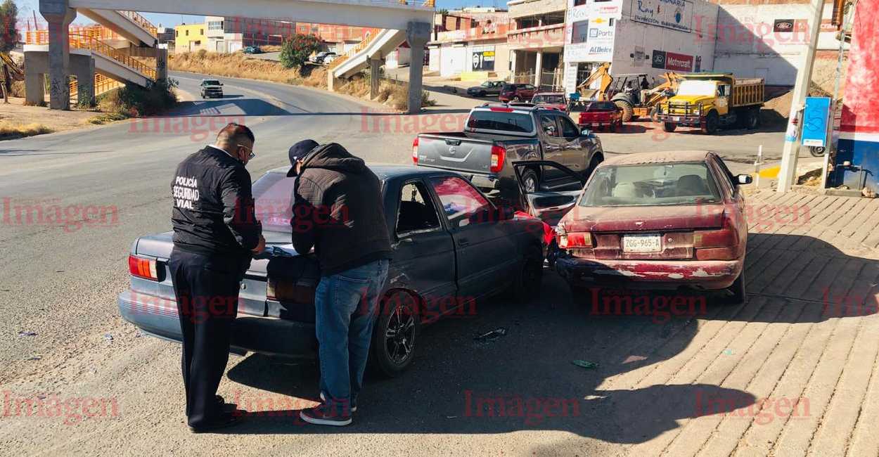 Los propietarios de los carros se quedaron a deslindar responsabilidades luego de que la mujer se diera a la fuga. | Foto: Imagen Zacatecas.