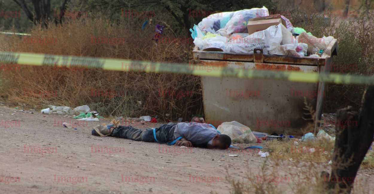 Uno de los cuerpos yacía tirado en el suelo maniatado. | Foto: Imagen Zacatecas.