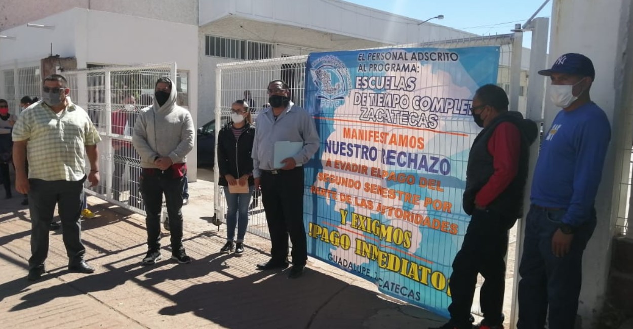Los maestros se manifestaron a las afueras de la Secretaría de Educación. | Fotos: Norma de Luna.
