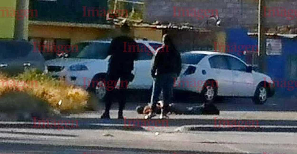 El cadáver se encontraba tirado a la mitad de la calle a vista de todos. | Foto: Imagen Zacatecas.