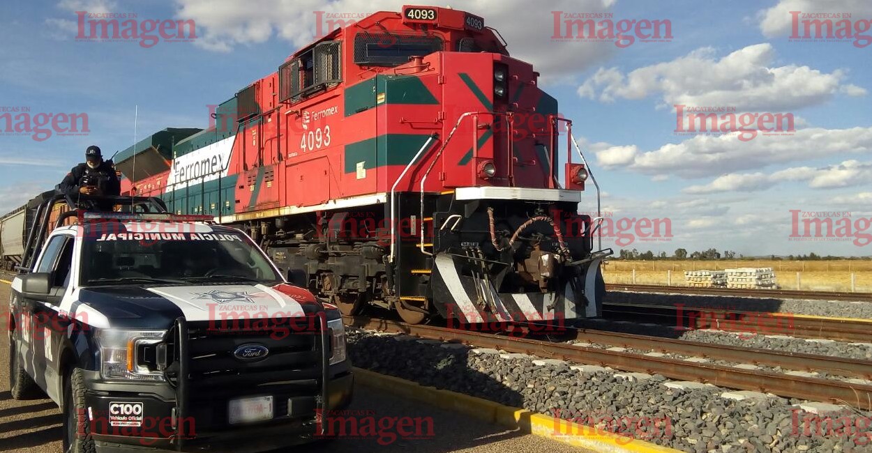 La persona estaba suspendida con un cable que amarró afuera de uno de los vagones. Fotos: Imagen Zacatecas.