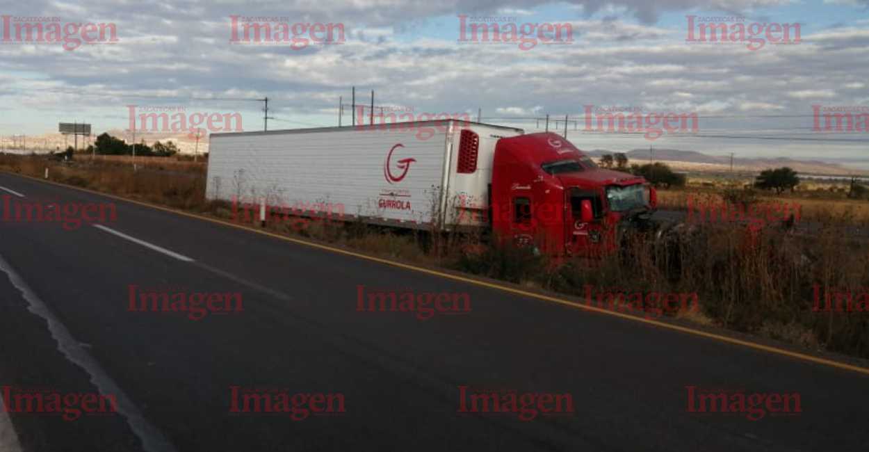 El tráiler quedó varado a un lado de la carretera. | Foto: Imagen Zacatecas.