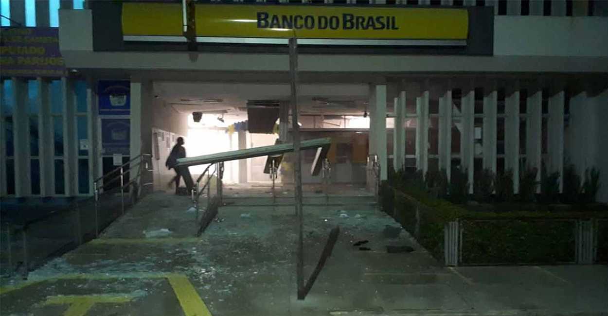 Así quedó el banco en Brasil luego de que sujetos armados irrumpieran dentro. | Foto: Cortesía.