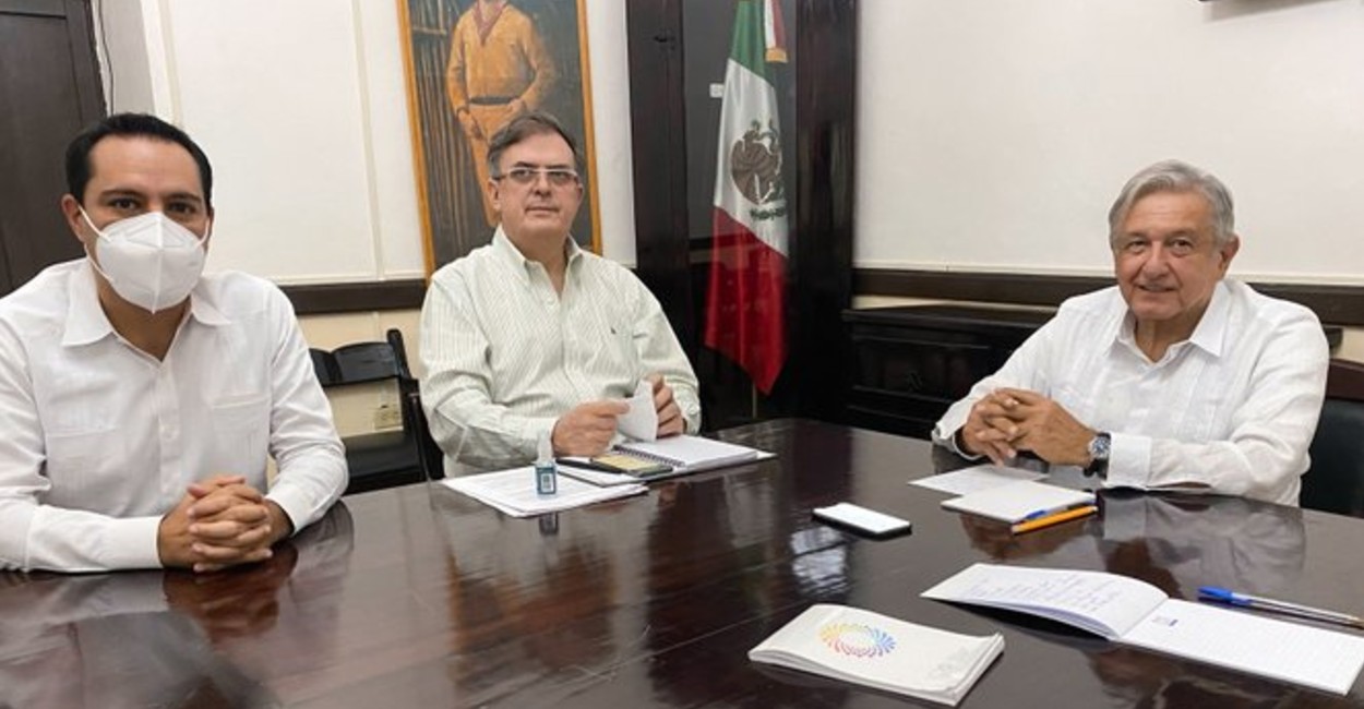 Durante la llamada lo acompañaron el gobernador de Yucatán y el titular de la SRE. | Foto: Twitter.